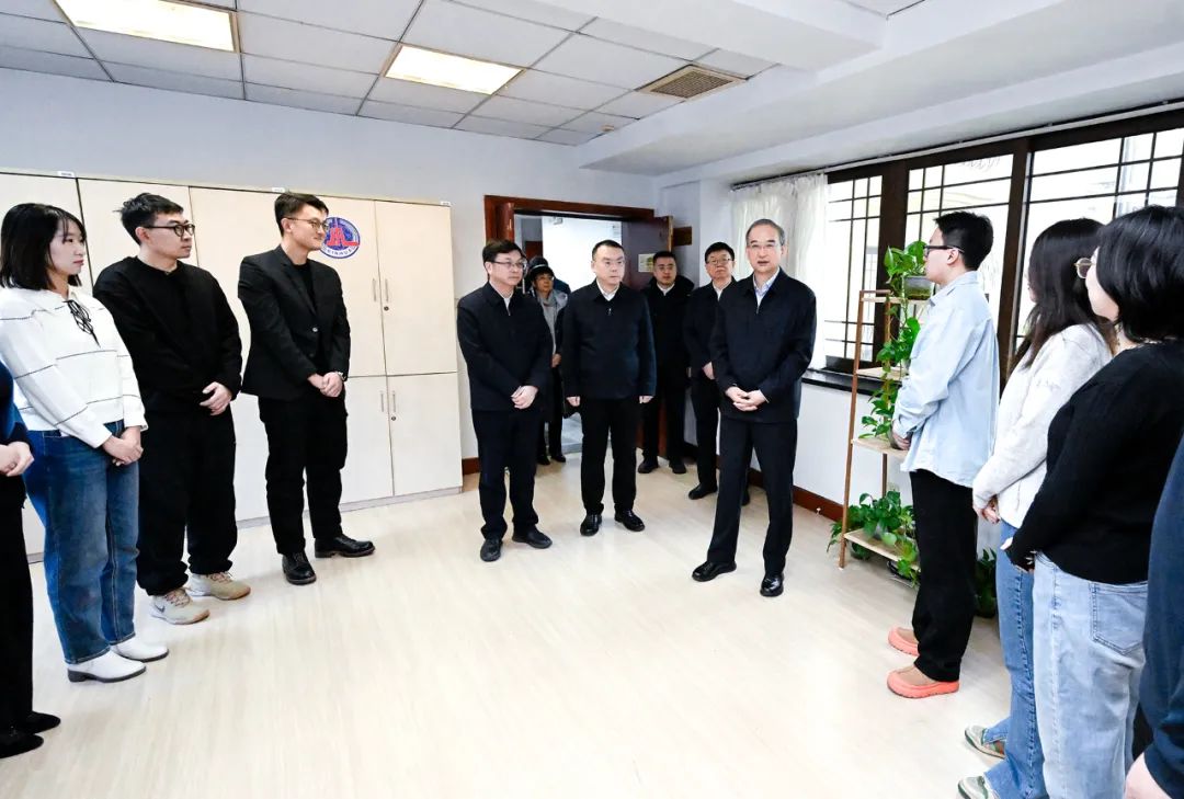 黄强到新华社吉林分社调研并出席2025年新闻界座谈会.jpg