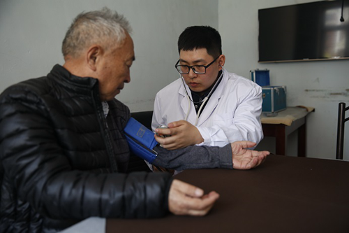 青年民警为离休老干部量血压