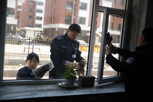 青年民警义务劳动1