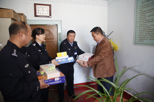 赠送医疗仪器和娱乐用品