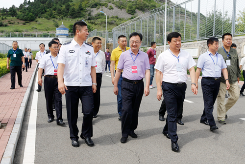 01与会代表到延吉监狱参观1